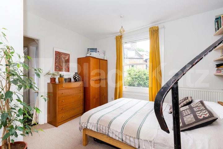 Split level 1 bedroom on a residential street in Highbury Northolme Road, Highbury